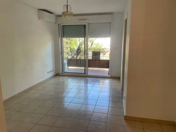 RESIDENCE SECURISEE, 10 minutes à pied du centre ville UZES