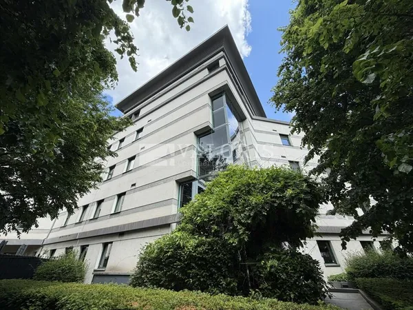 Local professionnel 325 m²