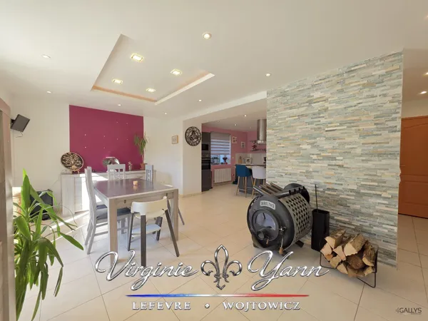 Maison de 6 pièces avec 4 chambres, jardin et garage à Rezonvi