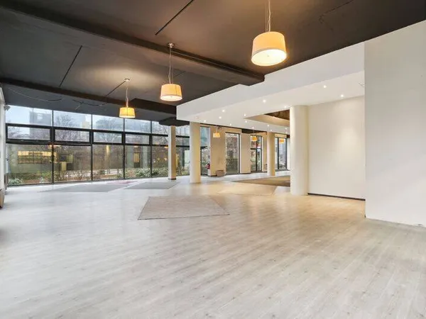 Local commercial 373 m²