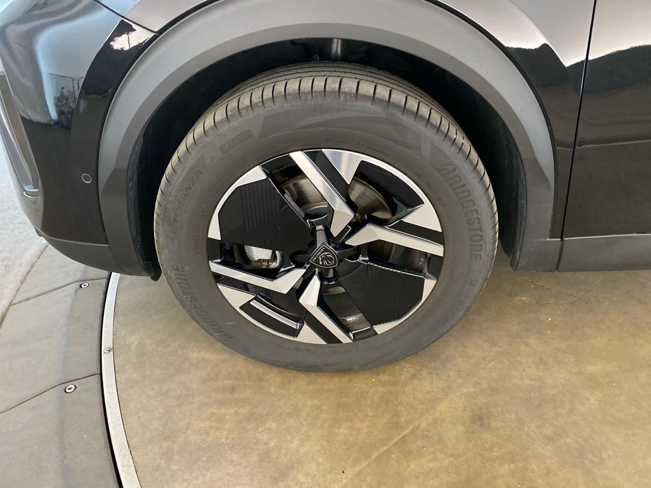 Peugeot 2008 hybrid 145 ch e-dcs6 allure — photo 11