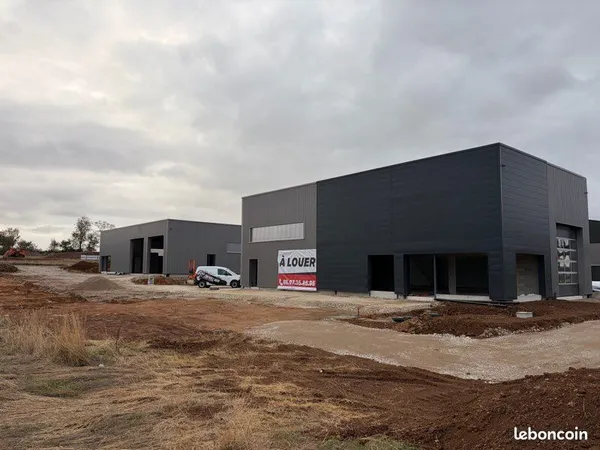 À LOUER - LOCAL PROFESSIONNEL NEUF DE 210 m² - FLAVIN (12450)