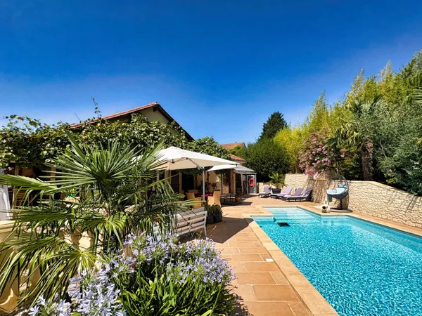 Maison avec jolie vue et piscine chauffée proche Sarlat