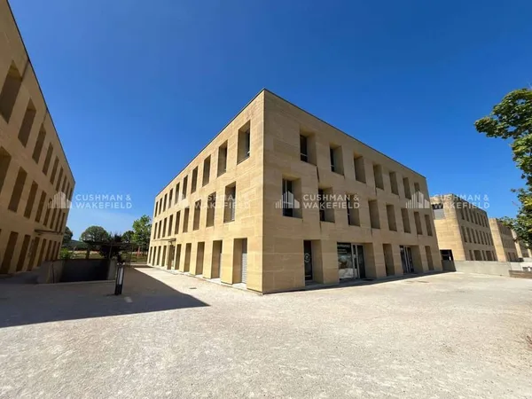 Bureau 818 m²