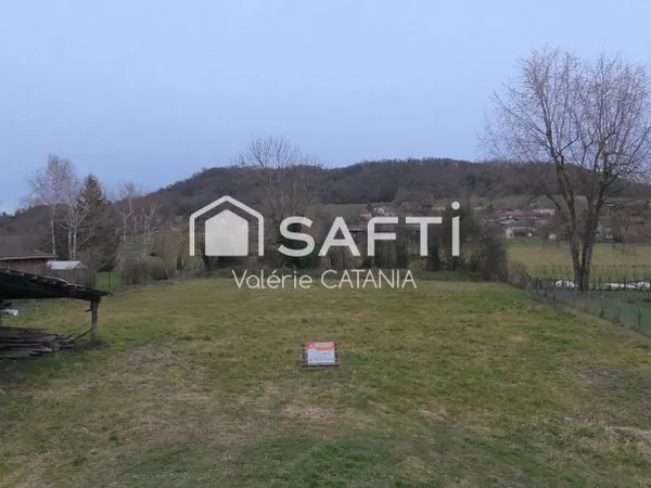 Saint-Siméon-de-Bressieux (Isère) - Terrain constructible - 715 m²