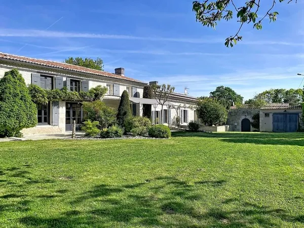Propriété d'exception entre terre et océan, avec parc et piscine, à proximité des plages de Saint-Pa