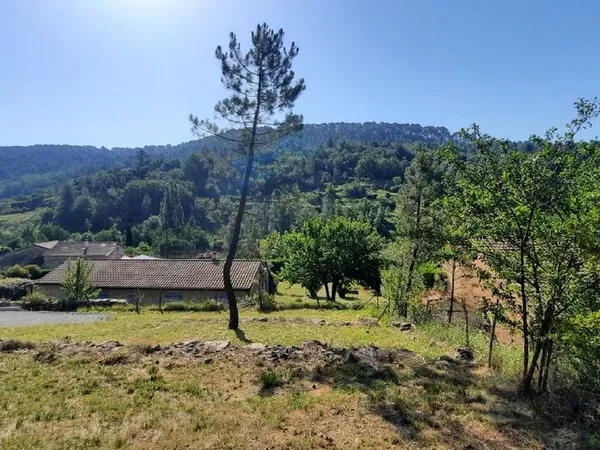 Terrain de caractère avec ancienne grange en pierre et terrasses ardéchoises - Un cadre rare aux por