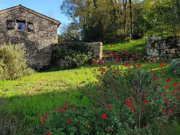 Ensemble immobilier en pierres (400 m² habitables) idéal collectif ou gîtes