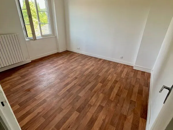 À louer - Grand appartement T4 de 108,04 m² - 2e étage - DPE C