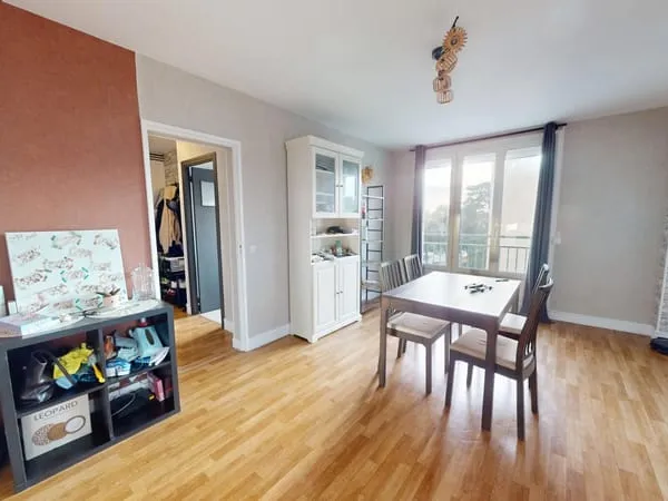 Grand 3 pièces meublé avec balcon et ascenseur - Proche cent