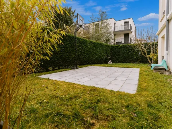 RARE!! Appartement en rez-de-jardin + garages