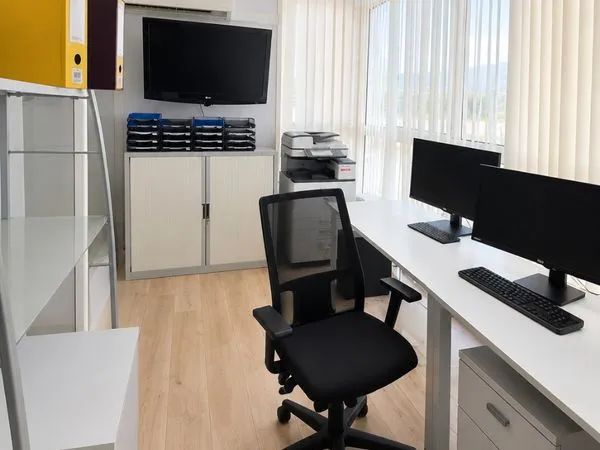À LOUER - BUREAUX 35,45 m² - 1er ÉTAGE - 900 carros