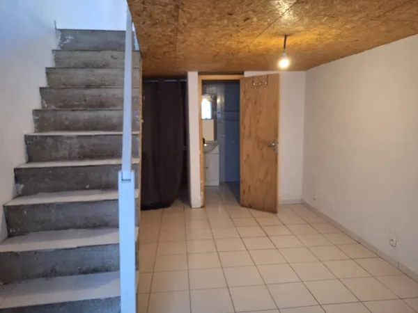 MAISON DE VILLAGE AVEC COUR