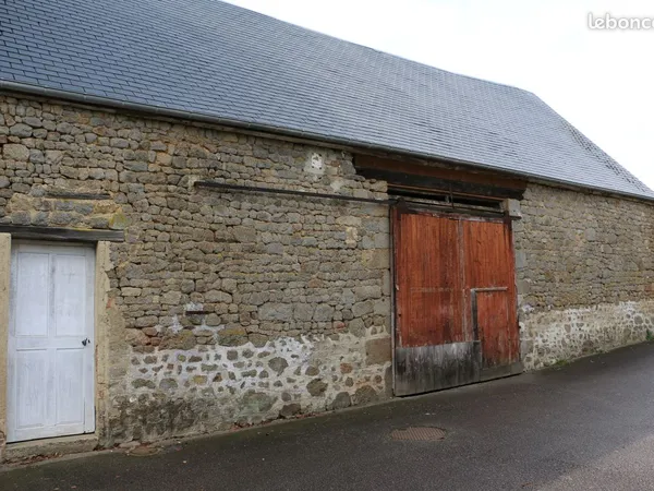 Terrain constructible avec bâtiment en pierres