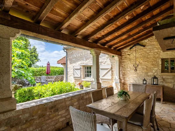 Propriété en pierre avec dépendance, piscine et atelier