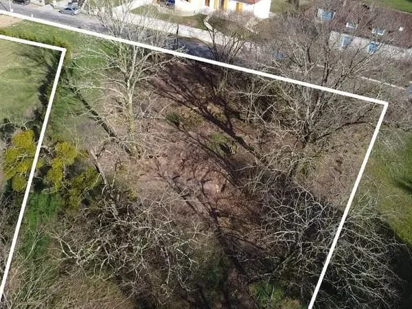 Terrain à bâtir proche du marché de Piégut-Pluviers