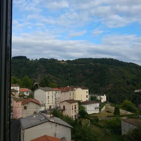 T4 - Vue Margeride dans résidence calme