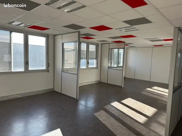 Bureaux 760m2 indépendant au 2ième et dernier étage+ 20 places de parking