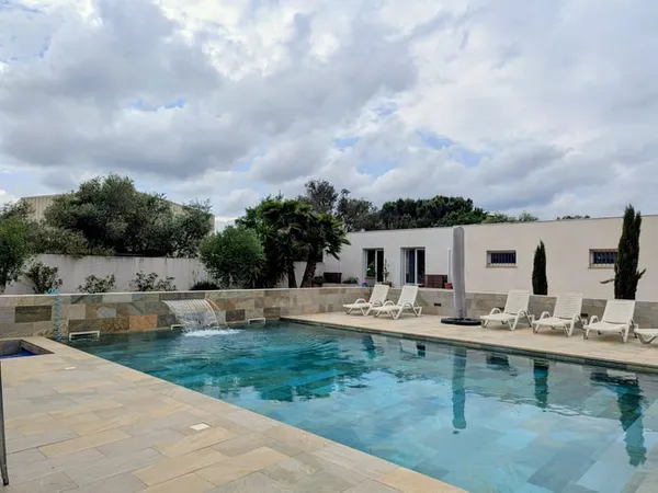 Villa contemporaine haut de gamme avec piscine, jacuzzi et p