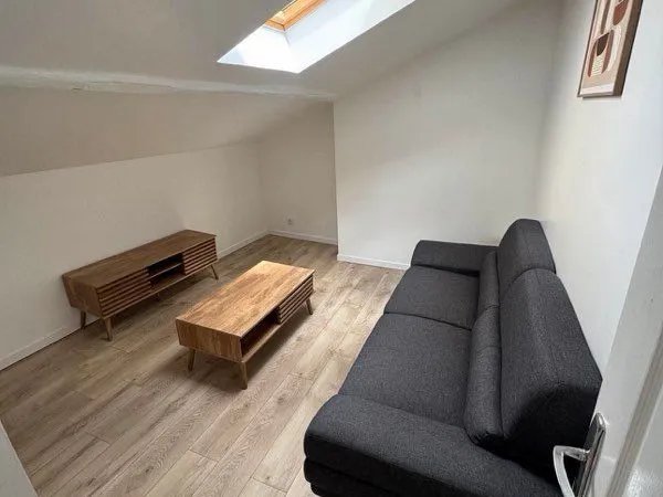 Appartement meublé T2 lumineux sous toiture avec climatisation