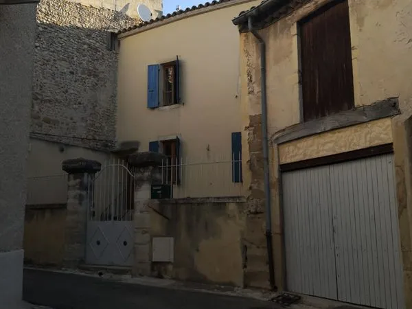 Typique Maison de ville provençale intra muros avec garage et terrasse à l'abri des regards