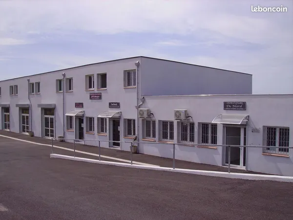 Bureau et espace de travail Location Gignac-la-Nerthe 17m² 330€