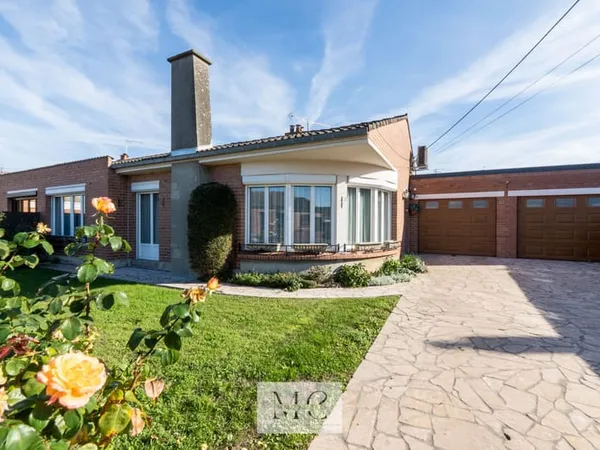 Plain pied 4 chambres double garage et beau jardin