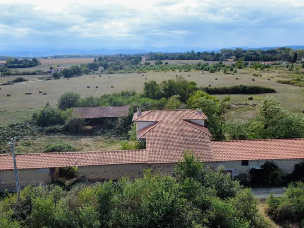 Rare sur le secteur : A Saint Elix le Chateau, corps de ferme à fort potentiel sur plus de 19 hectar