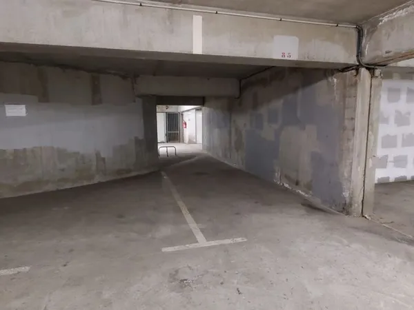 Place de parking sous la gare