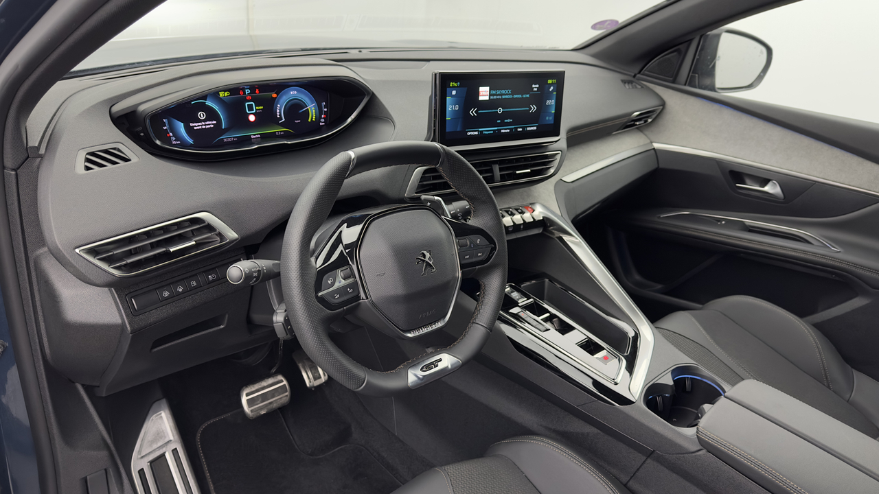 Peugeot 3008 Hybrid 225 e-EAT8 — photo 12