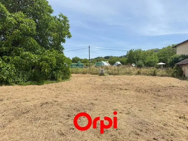 Dans le quartier du Mathais  Beau terrain plat de 712 m²