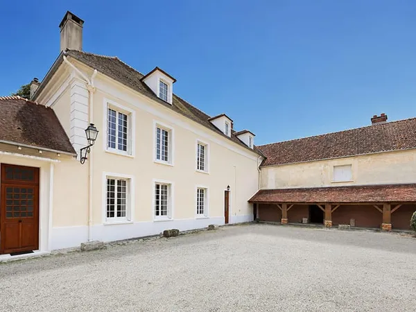 Ancien logis de charme du XVIIe et ses vastes dépendances dans un village en bord de Marne