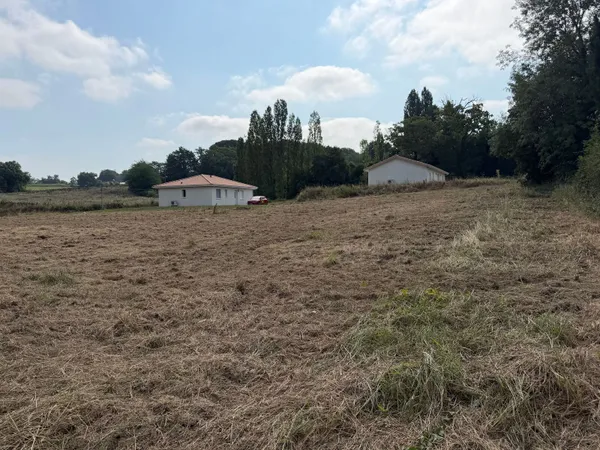 Terrain 819 m²