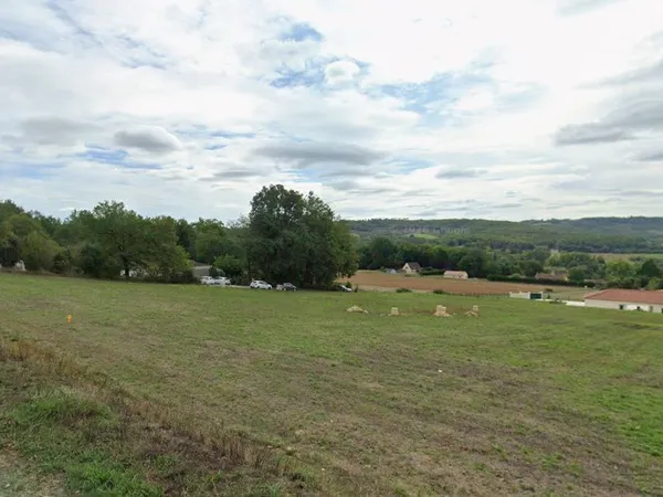 Terrain à bâtir de 1180 m² à THONAC (24)