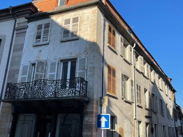 Ensemble immobilier comprenant 5 logements, 1 local commercial et des combles aménageables