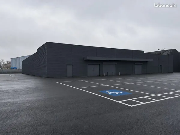 Local commercial / Entrepôt de 1000m2 avec parking