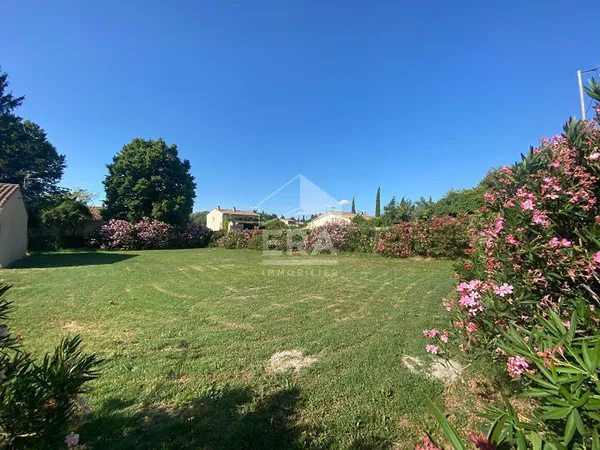 Terrain 654 m²