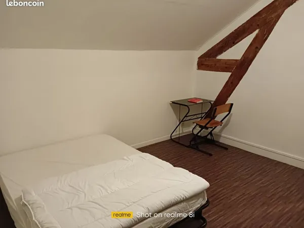 Chambre meublée en colocation
