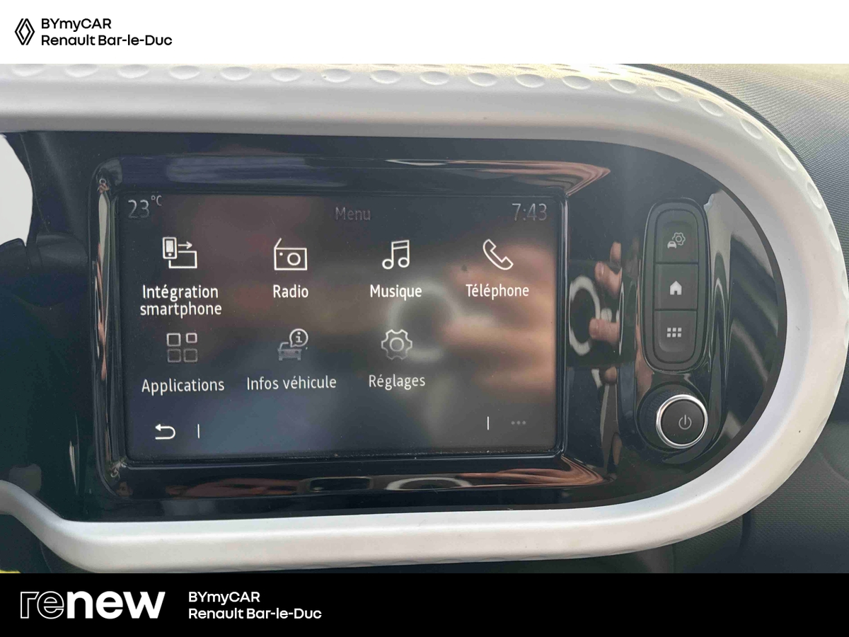Renault Twingo III E-Tech — photo 19
