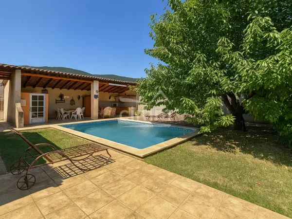 Maison individuelle T5 avec jardin, garage et piscine