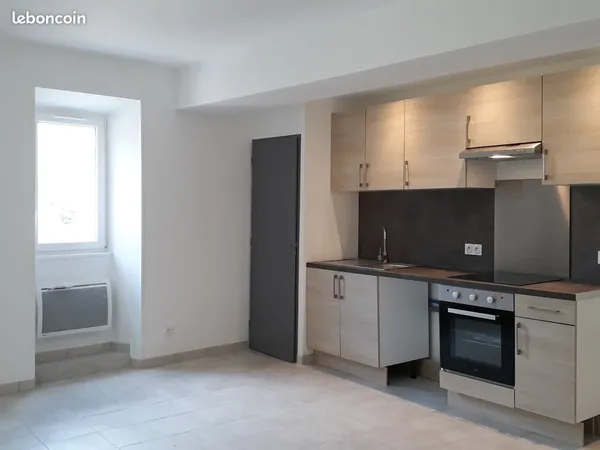 F3 rénové Lodève Place du Rialto