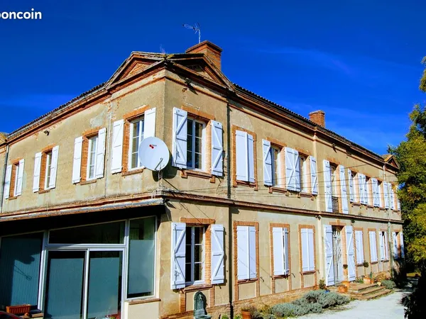 Propriété de caractère 874 m² avec 16 studios, logement privatif et piscine - 1,66 ha