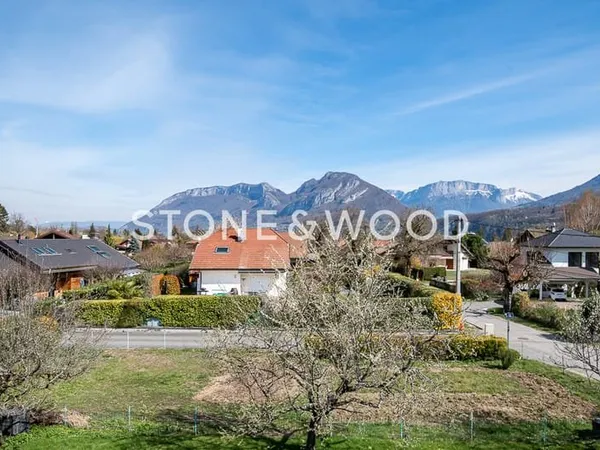 Terrain constructible de 600 m2 proche lac et centre St-Jori