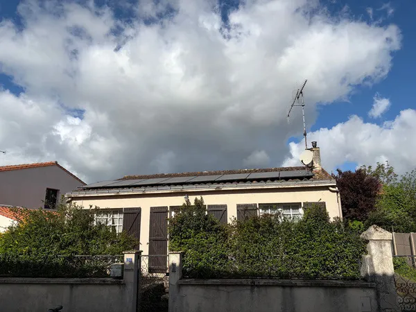 LES MAGNILS REIGNIERS (85) - BEUGNE L'ABBE - ENSEMBLE IMMOBILIER COMPOSE DE 2 MAISONS GARAGE SUR 452
