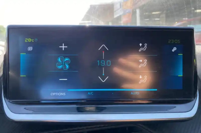 Peugeot 208 electrique 50 kwh 136ch — photo 21