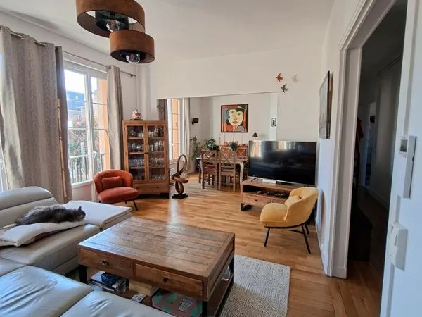 Appartement climatisé 90m² Hyper-Centre Évreux - Rénové, Sans vis-à-vis, Parking ​Prix : 229 000 ​Ap