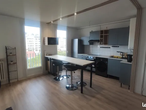 Chambre en colocation avec balcon dans meublé