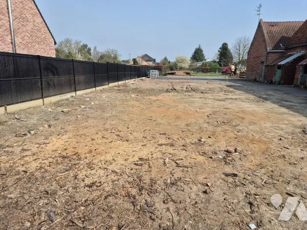 Terrain 738 m²