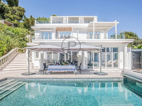 Superbe villa de luxe avec piscine à Antibes