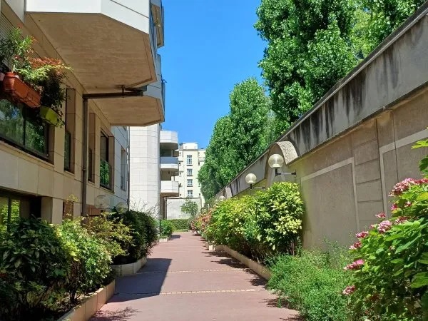 F2, 52 m2, Paris, Jules Joffrin. Résidence calme